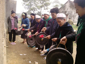 Cồng chiêng xuất hiện trong buổi tổng kết cuối năm của hội người cao tuổi xóm Sống - xã Vĩnh Đồng (Kim Bôi).